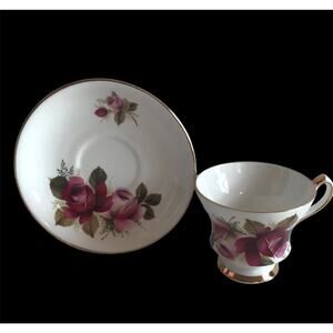 Royal Windsor Teacup & Saucer #2441 Gold Trim England China Pink Roses Footed